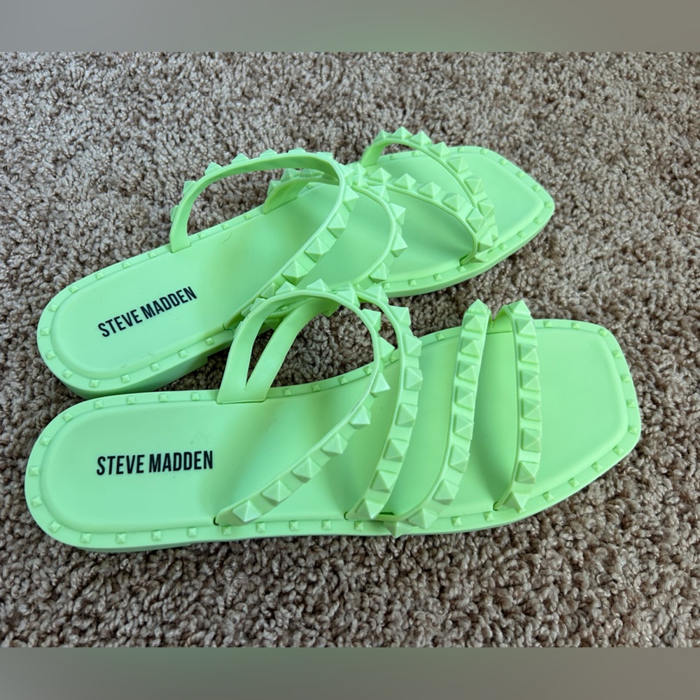 Steve Madden flat sandals size 8(US)